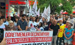 Öğretmenler sendika önünde açlık grevine başladı