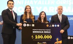 Özyurt, şampiyon projeye ödül takdim etti