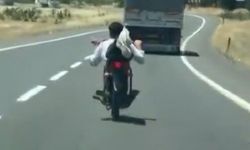 Trafikte akılalmaz anlar: Motosikletin üzerine uzandı