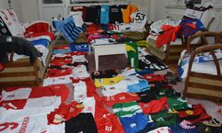 Biriktirdiği formalarla evini futbol müzesine çevirdi
