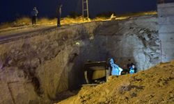 Gaziantep'te çukura düşen otomobil ters döndü