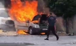 Park halindeki hafif ticari araç yandı