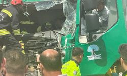 Tıra çarpan çöp kamyonu sürücüsü ağır yaralandı
