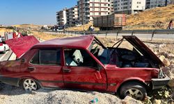 Direksiyon hakimiyetini kaybeden sürücü şarampole girdi