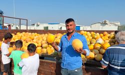 Tüccarın 5 TL teklifini reddetti, kavunları dağıttı
