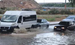 Adana'da sağanak ve rüzgar ulaşımı olumsuz etkiledi