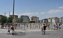 Gaziantep’te çocuklar sıcaktan fıskiyelerde serinledi