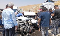 Feci kazada araçta sıkışan sürücü ağır yaralandı