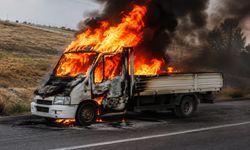 Seyir halindeki kamyonet alev aldı