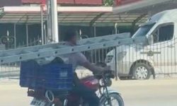 Motosikleti boynundaki merdivenle kullanarak tehlike saçtı