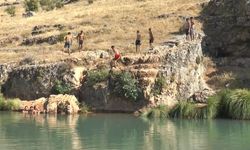 Gaziantep'te sıcaktan bunalan gençler çaya girerek serinledi