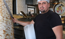 Vücuduna bağladığı kalıp buz ile serinlemeye çalıştı
