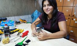 Genç kız, 12 yaşında tamirciliğe başladı