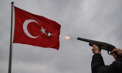 Burdur’da Türk bayrağına av tüfeğiyle ateş açıldı