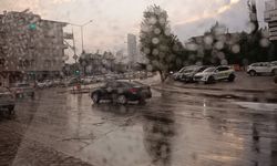 Gaziantep’te şaşırtan hava olayı! Toz bulutu ve sağanak peş peşe geldi