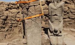 Karahantepe'de 11 bin yıllık heykel gün yüzüne çıkarıldı