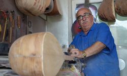 Ömrünü saz yapımına verdi, bağlama çalmayı öğrenemedi