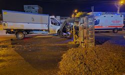 Gaziantep’te kazada traktör yan yattı, fıstıklar yola saçıldı