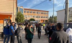 Manisa'da okul önünde silahlı saldırı: Yaralılar var...