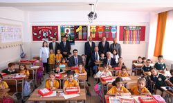 Belediye başkanlarıdan çocuklara kırtasiye ürünleri hediyesi