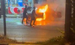 Gaziantep'te park halindeki otomobil küle döndü