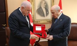 Devlet Bahçeli’den Sermet Atay’a anlamlı hediye