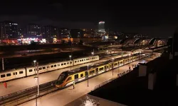 Gaziantep’te Türkiye’nin ilk yerli banliyö treni üretildi
