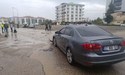 Gaziantep’te iki otomobil kavşakta birbirine girdi