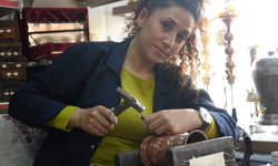 Kadın eli bakırı sanat eserine dönüştürüyor