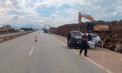 Gaziantep’te otomobil bariyere çarptı