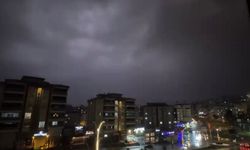 Gaziantep’te şimşek fırtınası geceyi gündüze çevirdi