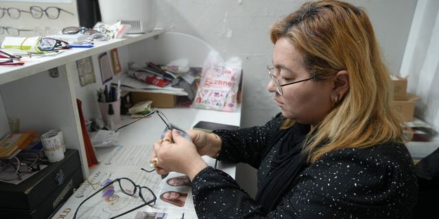 Depremzede kadından hayata örnek mücadele