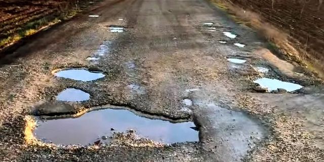 Vatandaşlardan bozuk yol tepkisi