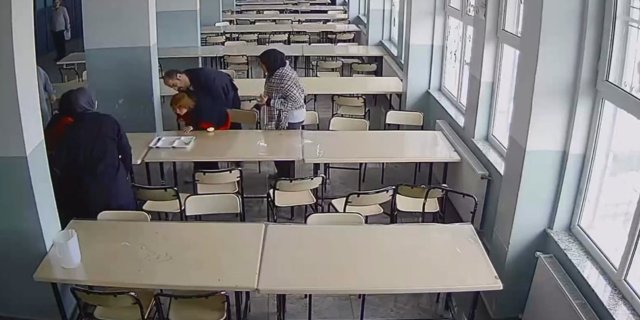 Öğretmen, öğrencisinin hayatını saniyeler içinde kurtardı