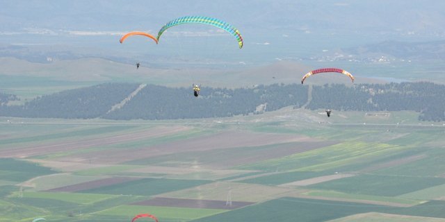 Nurdağı’nda yamaç paraşütü hedef yarışması başladı