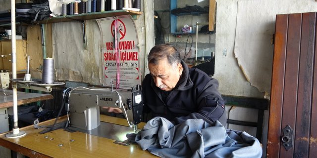 68 yaşındaki terzi 50 yıldır geleneksel şalvar dikiyor