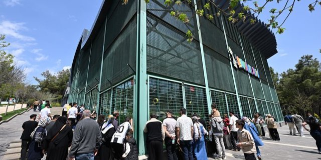 Yavru şempanze ziyaretçilerin maskotu oldu