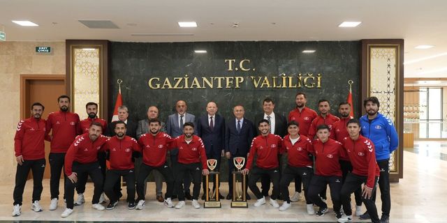 Şampiyon hokey takımı Vali Çeber ile bir araya geldi