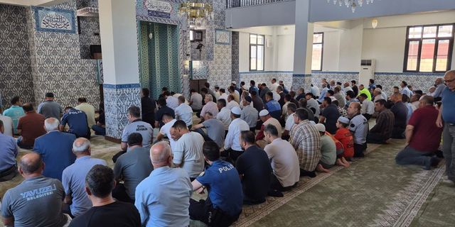Depremde yıkılan cami yeniden hizmete girdi
