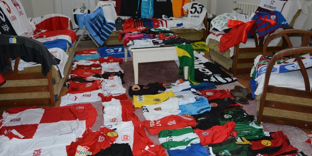 Biriktirdiği formalarla evini futbol müzesine çevirdi