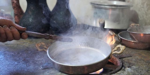 Kalay ustaları 80 derecelik atölyelerde üretim yapıyor
