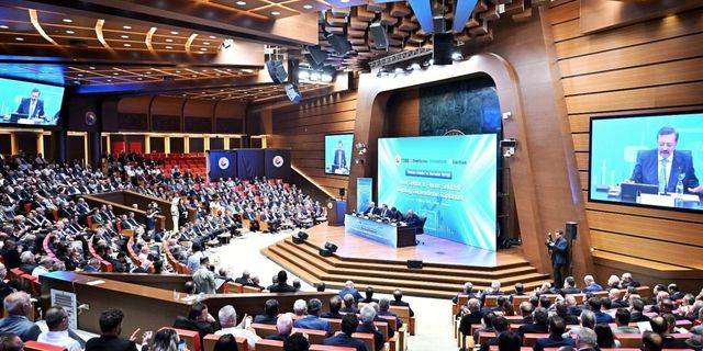 Özyurt, TOBB ev sahipliğinde düzenlenen ekonomi zirvesine katıldı