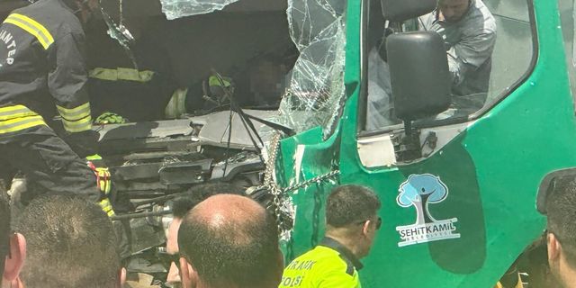 Tıra çarpan çöp kamyonu sürücüsü ağır yaralandı