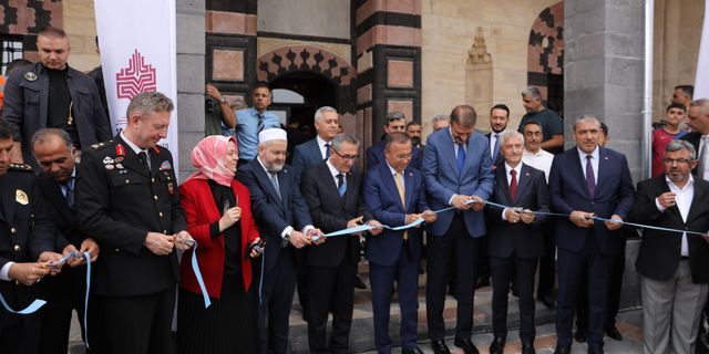 Depremde hasar gören Şeyh Fetullah Camii tekrardan ibadete açıldı