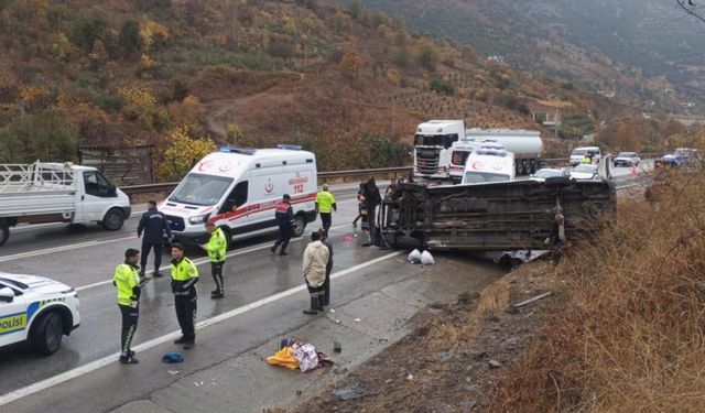 Osmaniye’de yolcu minibüsü devrildi