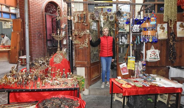 Antikacı kadın zorluklara rağmen babasının mirasını yaşatıyor