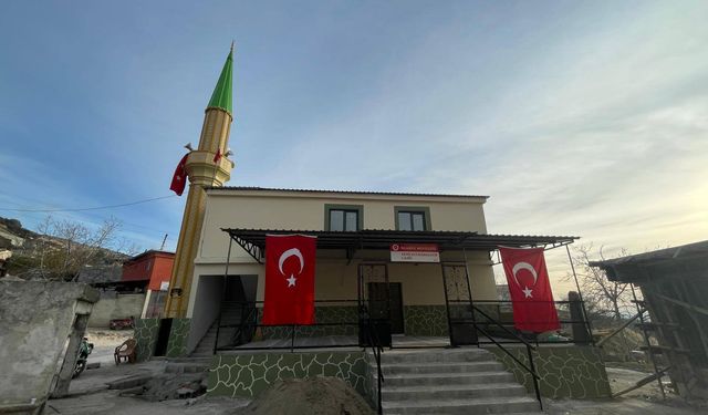 Depremde yıkılan cami yeniden yapılarak ibadete açıldı