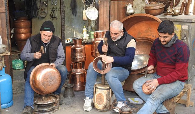 Suriyeli bakırcı ustası mesleğe ülkelerinde devam edecek