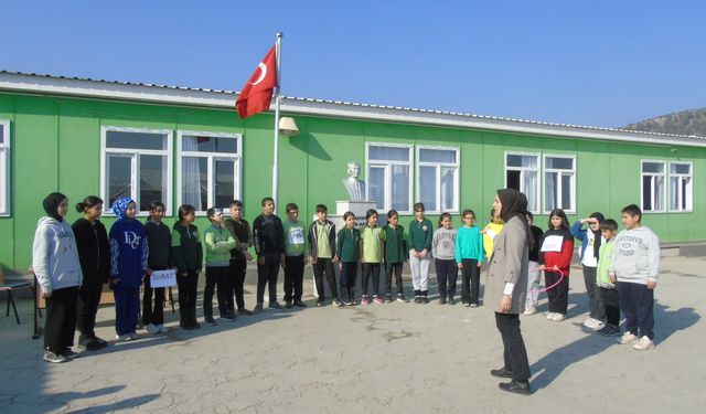 Öğrencilere atasözleri ve deyimleri canlandırılarak öğretiliyor