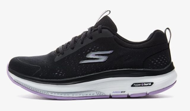 Spor ve Stil: En İyi Kadın Sneakers ile Yürüyüş Ayakkabıları